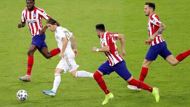 Modric, perseguido por Thomas, Herrera y Saúl (de izquierda a derecha), el pasado domingo en la final de la Supercopa.