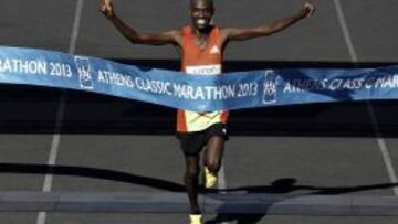 El keniano Hillary Kipkogei Yego cruza la meta en el estadio Panatinaik&oacute;n en la cl&aacute;sica carrera griega. 