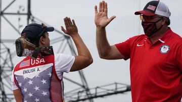 Amber English, de Estados Unidos, celebra con su entrenadora luego de llevarse la medalla de oro en el skeet femenino en el campo de tiro de Asaka en los Juegos Ol&iacute;mpicos de Verano 2020, el lunes 26 de julio de 2021, en Tokio, Jap&oacute;n. 