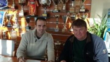 Sabaté, con el representante del Veszprem.