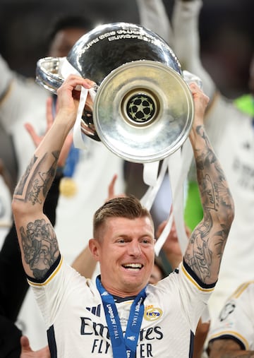 Kroos levanta su ltimo ttulo con el Madrid.