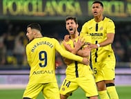 VILLARREAL (CASTELLÓN), 22/02/2026.- El centrocampista del Villarreal Santiago Comesaña (c) celebra tras anotar un gol durante el encuentro correspondiente a la jornada 25 de Laliga EA Sports que disputan Villarreal CF y Valencia CF este domingo en el estadio de La Cerámica de Villarreal. EFE/ Andreu Esteban