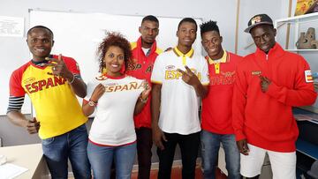 Varios refugiados posan con las equipaciones deportivas entregadas por el Comité Olímpico Español.
