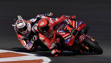 Bagnaia y Martín rodando pegados en Valencia.