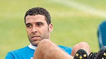 <b>POSTURAS DISTANTES. </b>Nourredine Naybet y Augusto César Lendoiro se reunieron la semana pasada durante una hora, pero las posturas del jugador y de la entidad se encuentran muy distanciadas.