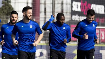 Javi Fuego y Álvaro Vázquez, con Diop.