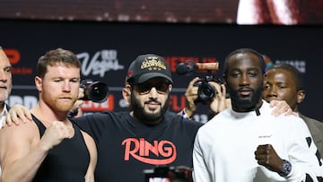 AME8903. LAS VEGAS (ESTADOS UNIDOS), 11/09/2025.- El mexicano Saúl 'Canelo' Álvarez (i) y el estadounidense Terence Crawford posan este jueves, durante la presentación de su combate en el Arena T-Mobile de Las Vegas (Estados Unidos). 'Canelo' y Crawford se enfrentarán este sábado 13 de septiembre en Las Vegas.EFE/ Octavio Guzmán
