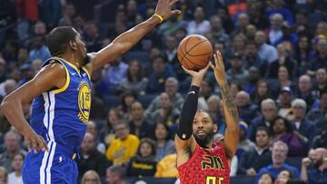 November 13, 2018; Oakland, CA, USA; Atlanta Hawks forward DeAndre' Bembry (95) shoots the basketball against Golden State Warriors forward Kevin Durant (35) during the first quarter at Oracle Arena. Mandatory Credit: Kyle Terada-USA TODAY Sports