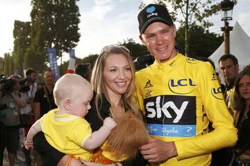 Froome con su mujer y su hijo tras conseguir su tercer Tour de Francia.