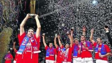 <b>DOBLE ALEGRÍA. </b>Sergi Vidal levanta el trofeo de campeón con el festejo de sus compañeros detrás. El escolta catalán conquistó su cuarta Copa del Rey.