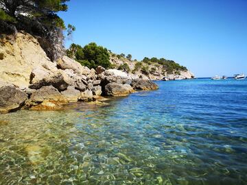 Est¨¢ situada detr¨¢s del Puerto Deportivo de Altea, dentro del Parque Natural de la Serra Gelada. Es un arenal de cantos finos, con tranquilas aguas y donde est¨¢ permitido el nudismo. La playa del Mascarat ofrece un amplio aparcamiento, as¨ª como un chiringuito y un restaurante.