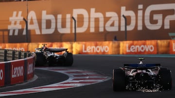 Hamilton, detrás de un Haas en Abu Dhabi.