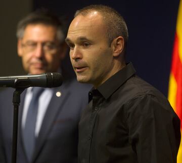 El acto de renovación de por vida de Iniesta con el Barça