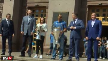 Cafu delivers Champions League trophy to Kiev