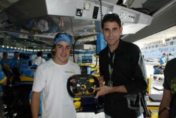 Hierro con Fernando Alonso en el Gran Premio de Bahrein de 2004.