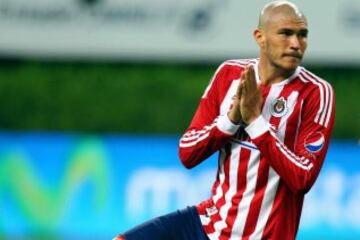 Debutó con Chivas luego de unos excelente Juegos Olímpicos no sucedio más con su carrera.