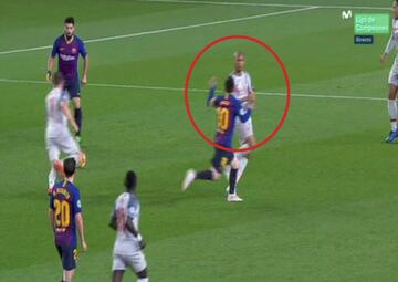 El jugador argentino del Barcelona parece que choca y golpea en la cara al jugador del Liverpool Fabinho antes de que el ¨¢rbitro pitara la falta que dio el tercer gol.
