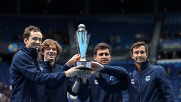 El equipo nacional ruso con la copa de la ATP Cup 2021.