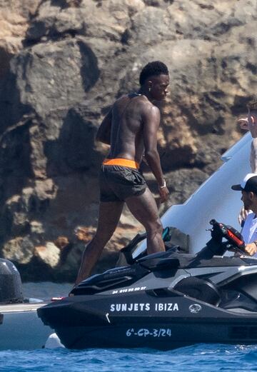 Vinicius Junior disfruta de unos días de vacaciones en la isla de Ibiza.