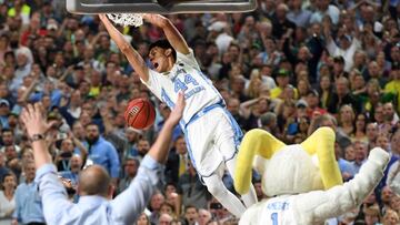 Apr 3, 2017; Phoenix, AZ, USA; North Carolina Tar Heels forward Isaiah Hicks (4) dunks the ball against Gonzaga Bulldogs guard Josh Perkins (13) during the second half in the championship game of the 2017 NCAA Men's Final Four at University of Phoenix Stadium. Mandatory Credit: Robert Deutsch-USA TODAY Sports