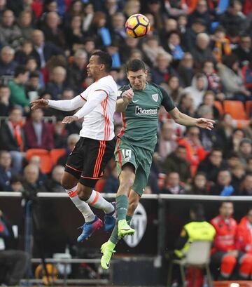 Nani competes in the air during the Athletic Bilbado - Valencia clash
