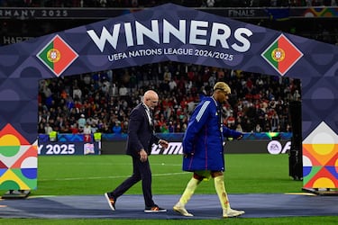Luis de la Fuente y Lamine Yamal tras recibir la medalla de subcampeones de la Nations League.