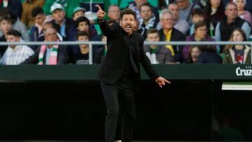 Simeone da indicaciones durante el Betis-Atlético.