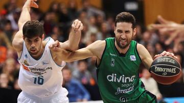 GRAF112. BADALONA (BARCELONA), 07/01/2018.- El escolta español del Joventut, Sergi Vidal (d), pelea por el balón con el alero español del Real Madrid, Santi Yusta (i), en el partido correspondiente a la jornada 15 de la Liga Endesa qu