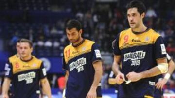<b>DECEPCIÓN. </b>Raúl Entrerríos y Dani Sarmiento abandonan la pista del Beogradska Arena tras sufrir la dolorosa derrota con Dinamarca. Tomás (izda.) y Romero les siguen.
