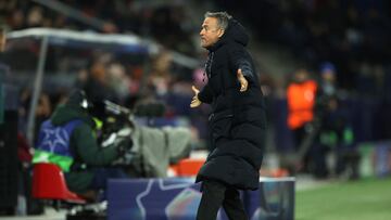 Paris Saint-Germain's Spanish headcoach Luis Enrique reacts during the UEFA Champions League football match between FC RB Salzburg and Paris Saint-Germain in Salzburg, Austria on December 10, 2024. (Photo by Franck FIFE / AFP)