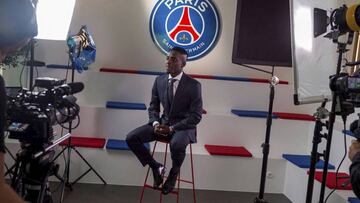 El PSG presentó ayer al centrocampista senegalés Gueye como nuevo jugador del conjunto parisino.