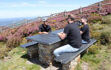 Pereiro analiza el puerto de Ancares ante Dani Miranda, redactor de Diario AS, y José Miguel Buera, de ASTV. El lugar de la entrevista es el Mirador de Balouta, que marca justo el límite entre los territorios de Lugo y León.