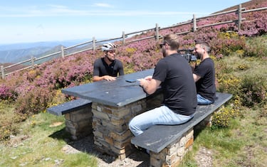 Pereiro analiza el puerto de Ancares ante Dani Miranda, redactor de Diario AS, y José Miguel Buera, de ASTV. El lugar de la entrevista es el Mirador de Balouta, que marca justo el límite entre los territorios de Lugo y León.