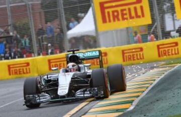 Lewis Hamilton hace saltar chispas durante la clasificación del GP de Australia.