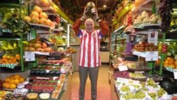 ORGULLO DE ROJIBLANCO. F&eacute;lix P&eacute;rez posa con la camiseta del Atl&eacute;tico en su fruter&iacute;a de la calle Ayala de Madrid.