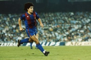 En 1983, da el gran salto en su carrera: con un Mundial adulto en el cuerpo, Barcelona de España fija sus ojos en el argentino, y lo une a su plantilla. En el club catalán, Maradona anotaría 38 goles en 58 partidos.
