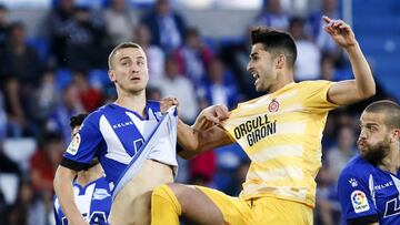 El defensa brasileño del Deportivo Alavés Rodrigo Ely (i) lucha con Juanpe Ramírez, defensa del Girona, durante el encuentro de Liga, correspondiente a la jornada 33 en Primera División, que se disputa hoy en el estadio de Mend