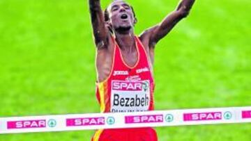 <b>CAMPEÓN. </b>Alemayehu Bezabeh llega victorioso a la meta en Dublín.