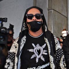 Ronaldinho llega a Río de Janeiro tras seis meses detenido en Paraguay