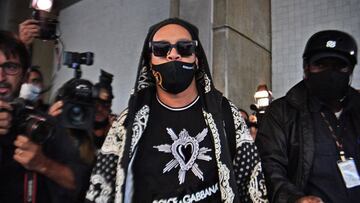 Former football star Ronaldinho (C) is pictured upon arriving on a private jet at El Galeao airport in Rio de Janeiro, Brazil, on August 25, 2020, following more than five months in detention in Paraguay over a fake passport scandal. - A judge on Monday r