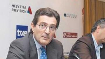 <b>DESCARTES. </b>Mario Pesquera, durante el anuncio, acompañado por José Luis Sáez, el presidente.