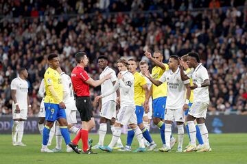 El enfrentamiento de Vinicius con Fali terminó con una tarjeta amarilla para cada uno. El jugador del Real Madrid le recriminaba al central del Cádiz un codazo sobre Rodrygo.