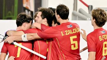 Los jugadores de la selección española de hockey hierba celebran un gol durante un partido de los Mundiales Junior de Hockey Hierba.