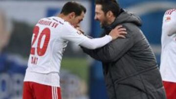 Marcelo D&iacute;az recibe instrucciones de su t&eacute;cnico Joe Znnbauer.