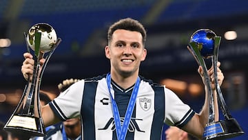 Doha (Qatar), 14/12/2024.- Oussama Idrissi of CF Pachuca celebrates with the FIFA Challenger Cup trophy after winning their match agaubst Al Ahly FC, part of the FIFA Intercontinental Cup 2024 in Doha, Qatar, 14 December 2024. (Catar) EFE/EPA/NOUSHAD THEKKAYIL