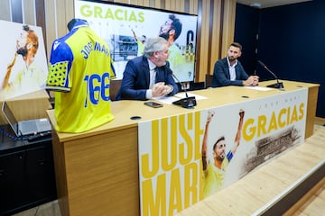 José Mari junto al presidente del Cádiz CF, Manuel Vizcaíno, en la sala de prensa del Nuevo Mirandilla.