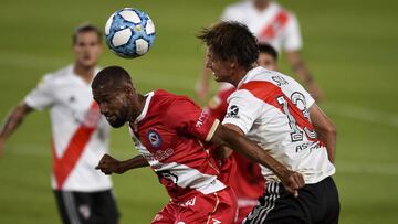 AVELLANEDA, ARGENTINA - DECEMBER 13: Edwar Lopez of Argentinos Juniors fights for the ball with Santiago Sosa of River Plate during a match between River Plate and Argentinos Juniors as part Copa Diego Maradona's Zona Campeonato play-offs at Estad