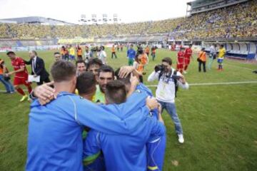 Los jugadores de Las Palmas alegres tras conseguir el ascenso a Primera.