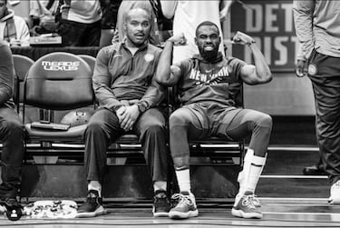 Tim padre tuvo una carrera notable, sobre todo, en los Warriors y los Heat. No llegó a ganar la NBA en sus años de jugador, pero alcanzó el Partido de las Estrellas en cinco ocasiones y fue oro olímpico con Estados Unidos en Sídney 2000. Luego ha sido entrenador de manera esporádica, aunque su proyecto más importante fue su familia. Tim hijo llegó a la Liga en 2013, ha jugado en los Knicks o los Mavericks y actualmente pertenece a los Detroit Pistons. Tiene una facilidad parecida para anotar como también la tenía su padre.