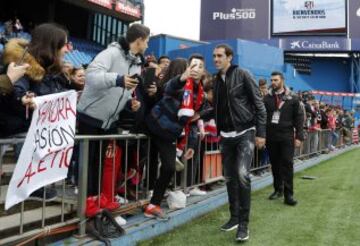 Diego Godín con los aficionados.